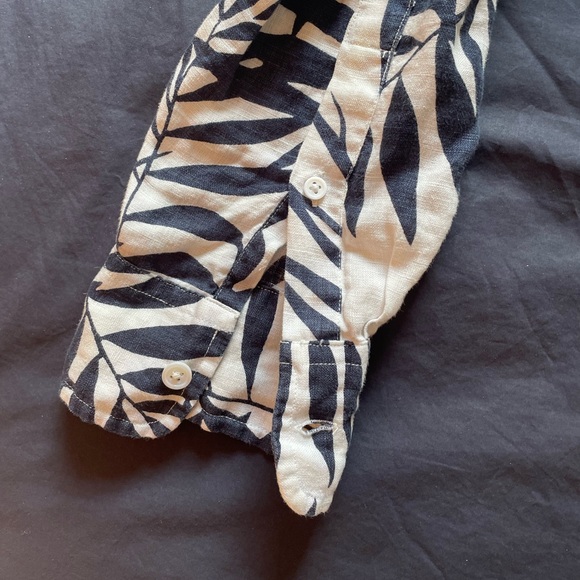 100% Linen Club Monaco Button Up (Blue/White size men’s XS) - Picture 3 of 6